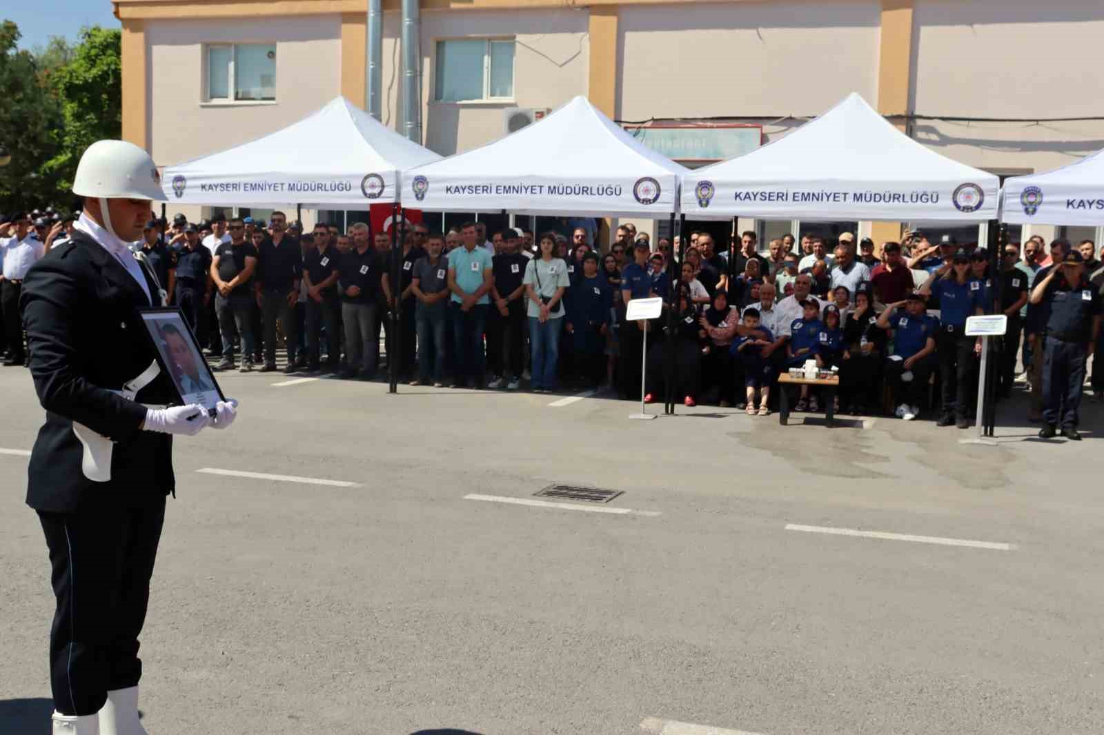 Merhum polis babasını asker selamı ile uğurladı