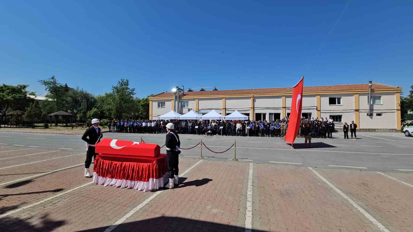 Merhum polis babasını asker selamı ile uğurladı