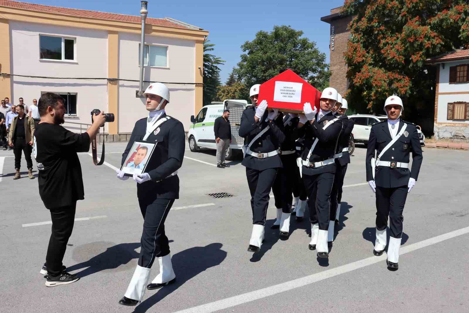Merhum polis babasını asker selamı ile uğurladı