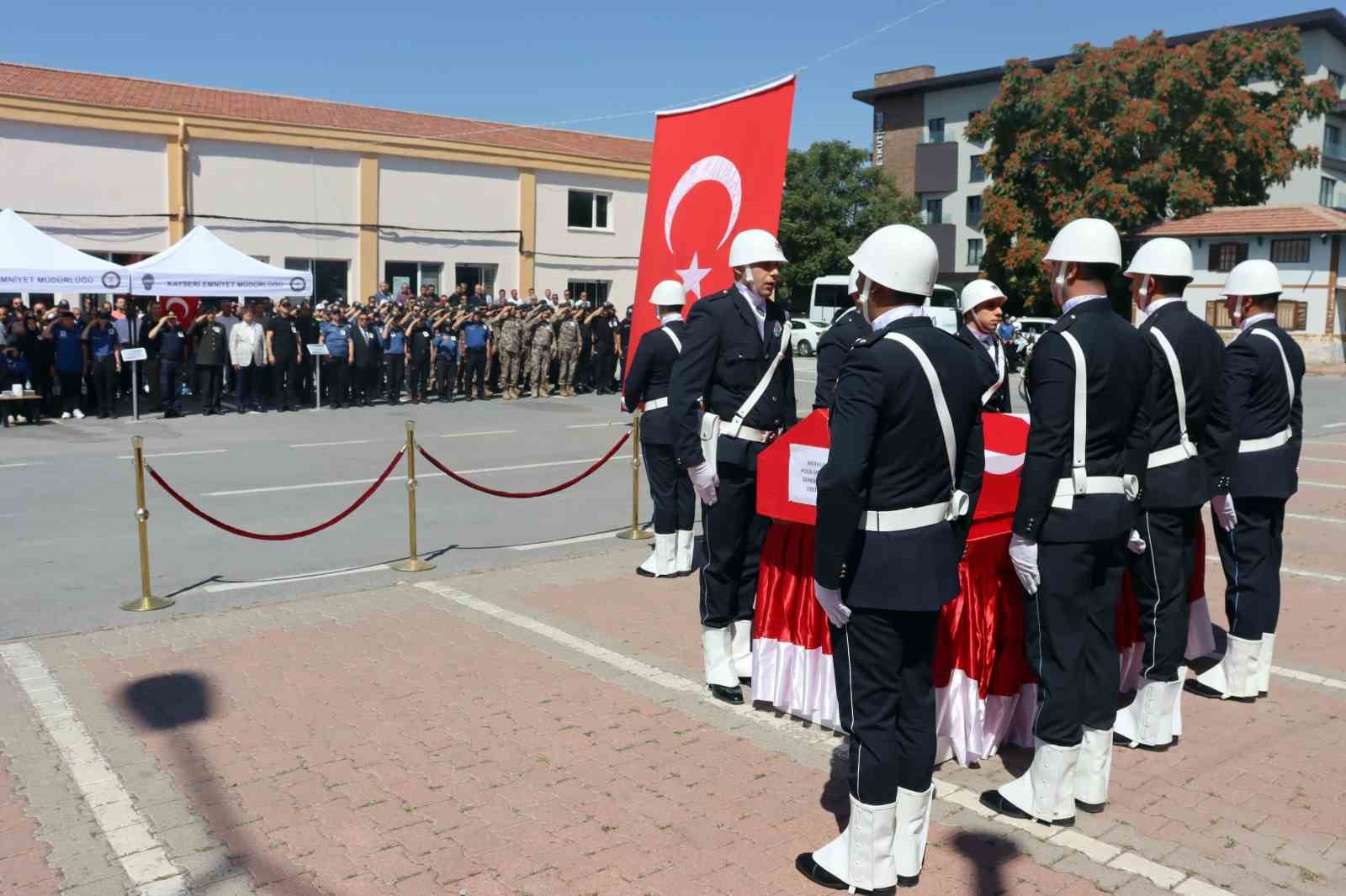 Merhum polis babasını asker selamı ile uğurladı