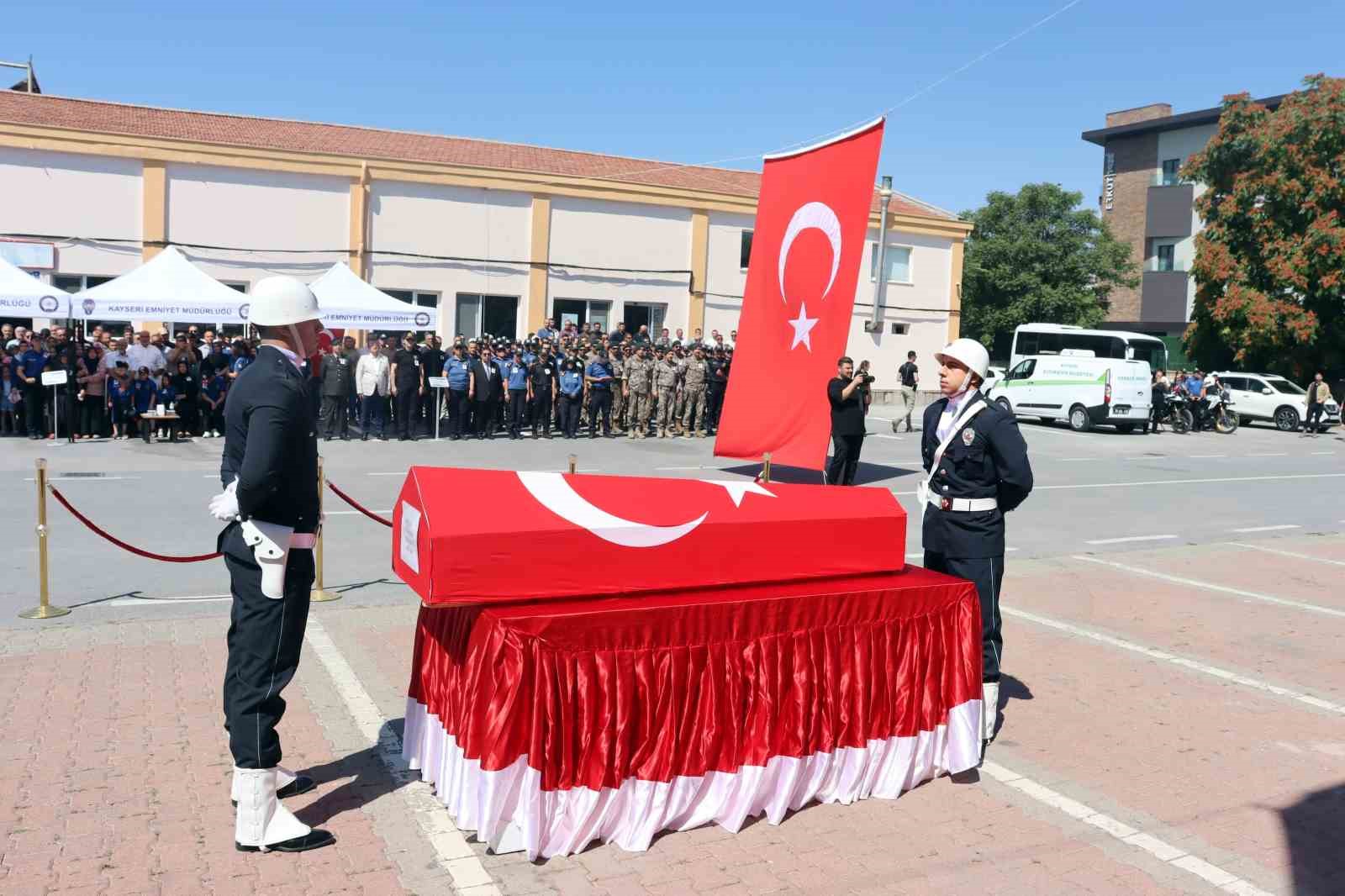 Merhum polis babasını asker selamı ile uğurladı