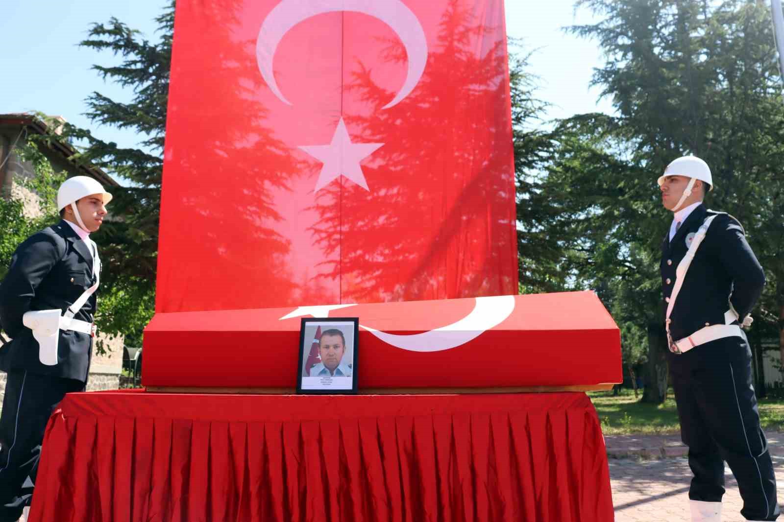 Merhum polis babasını asker selamı ile uğurladı