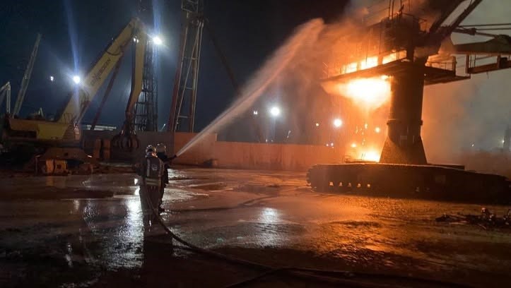 İskenderun’da vinç alevlere teslim oldu