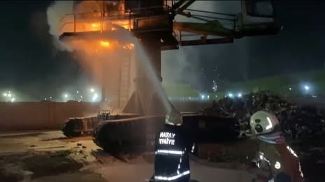 İskenderun’da vinç alevlere teslim oldu