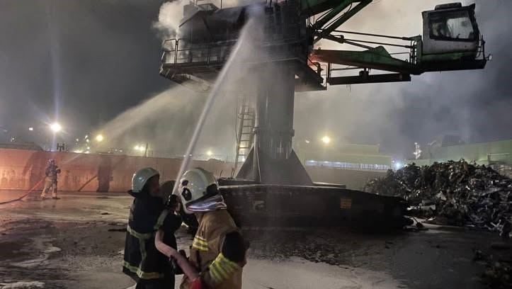 İskenderun’da vinç alevlere teslim oldu