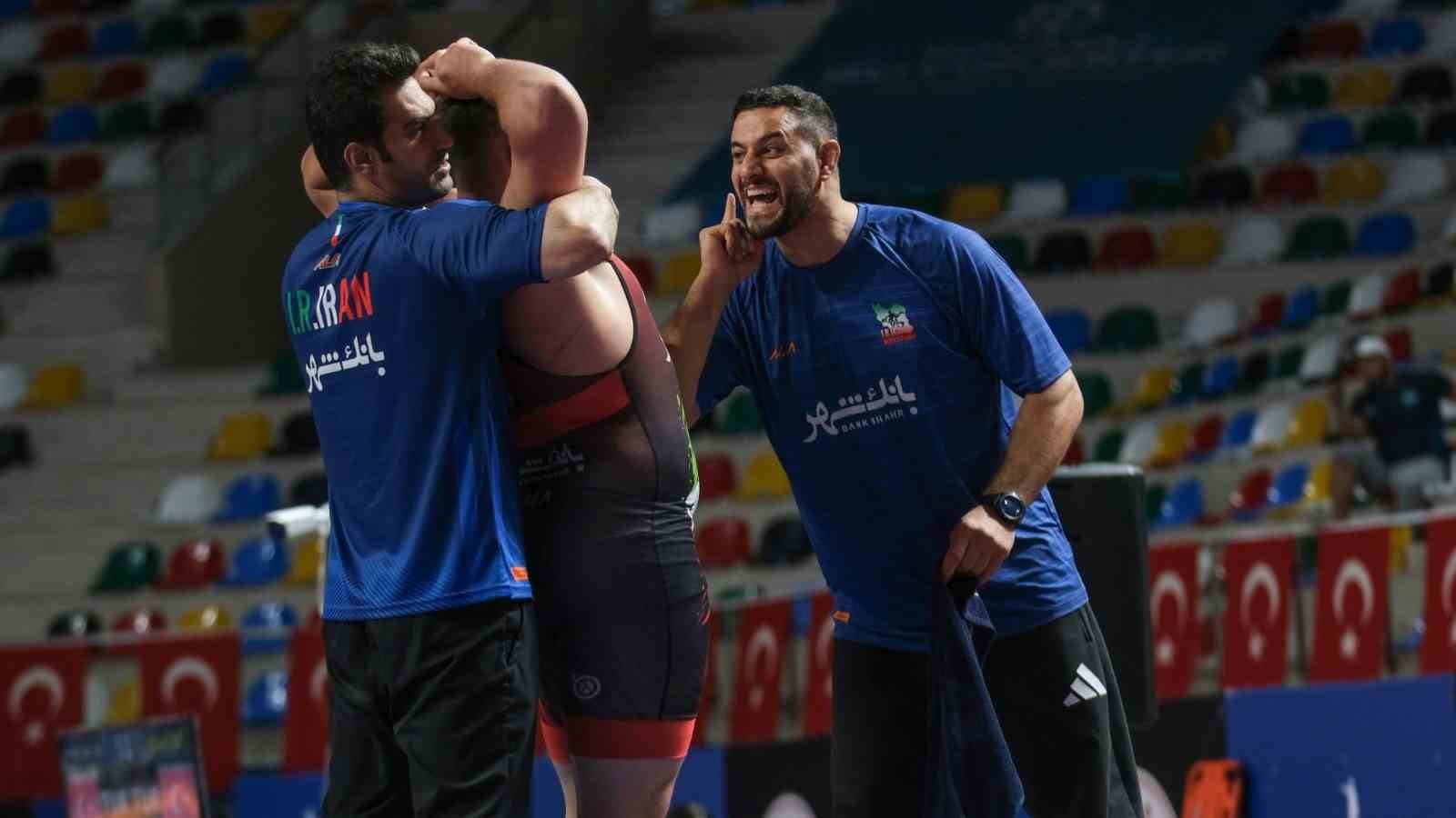 Kocaeli’deki uluslararası güreş turnuvası genç sporculara ilham oluyor