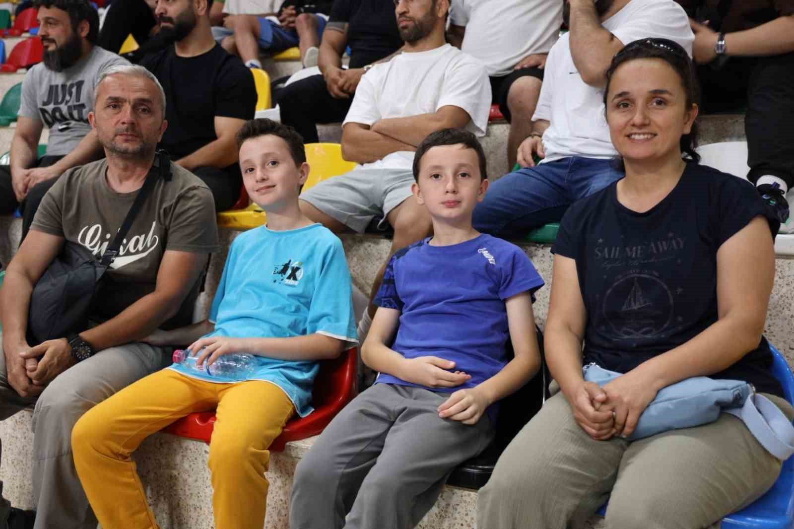 Kocaeli’deki uluslararası güreş turnuvası genç sporculara ilham oluyor