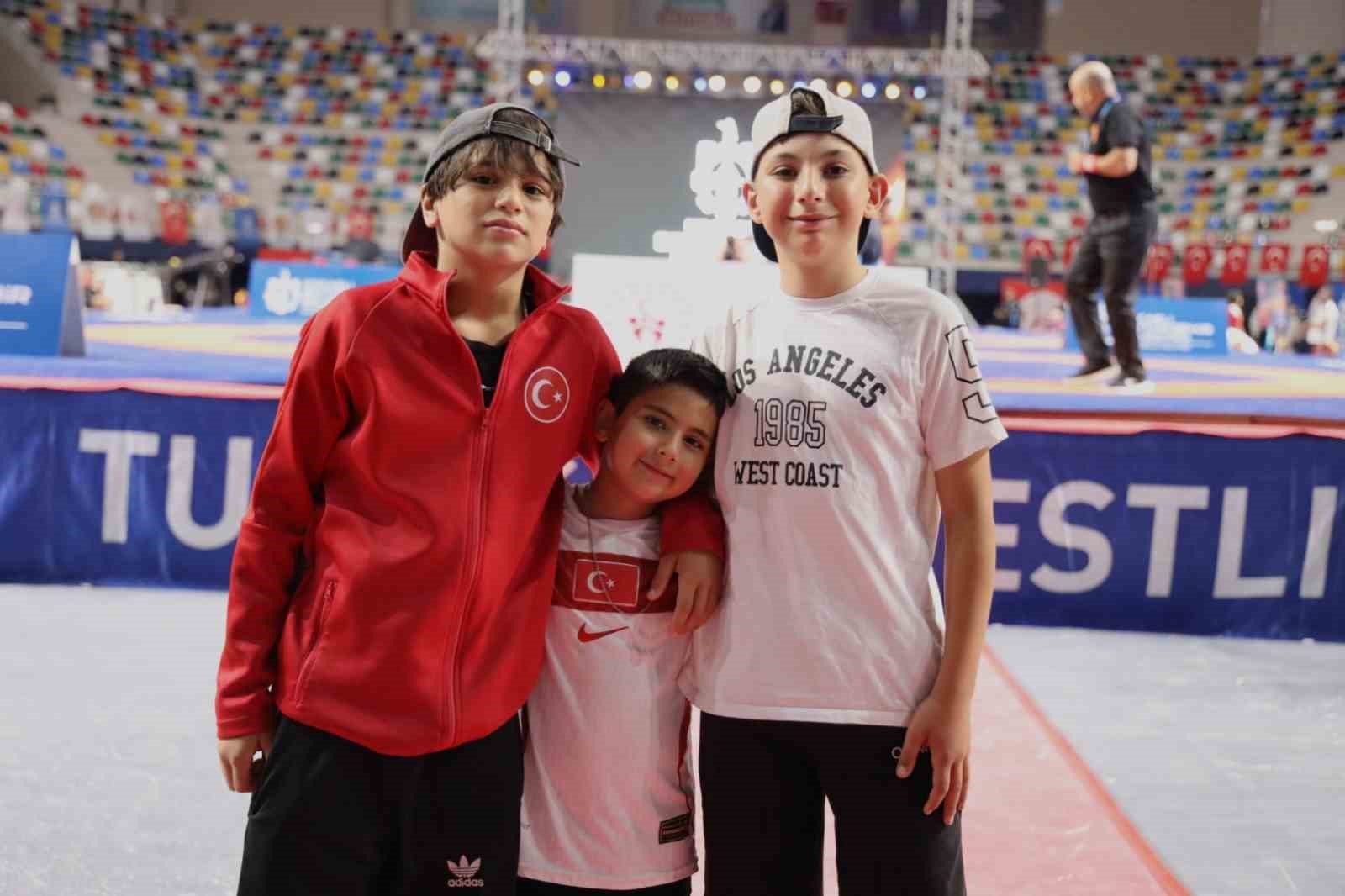 Kocaeli’deki uluslararası güreş turnuvası genç sporculara ilham oluyor