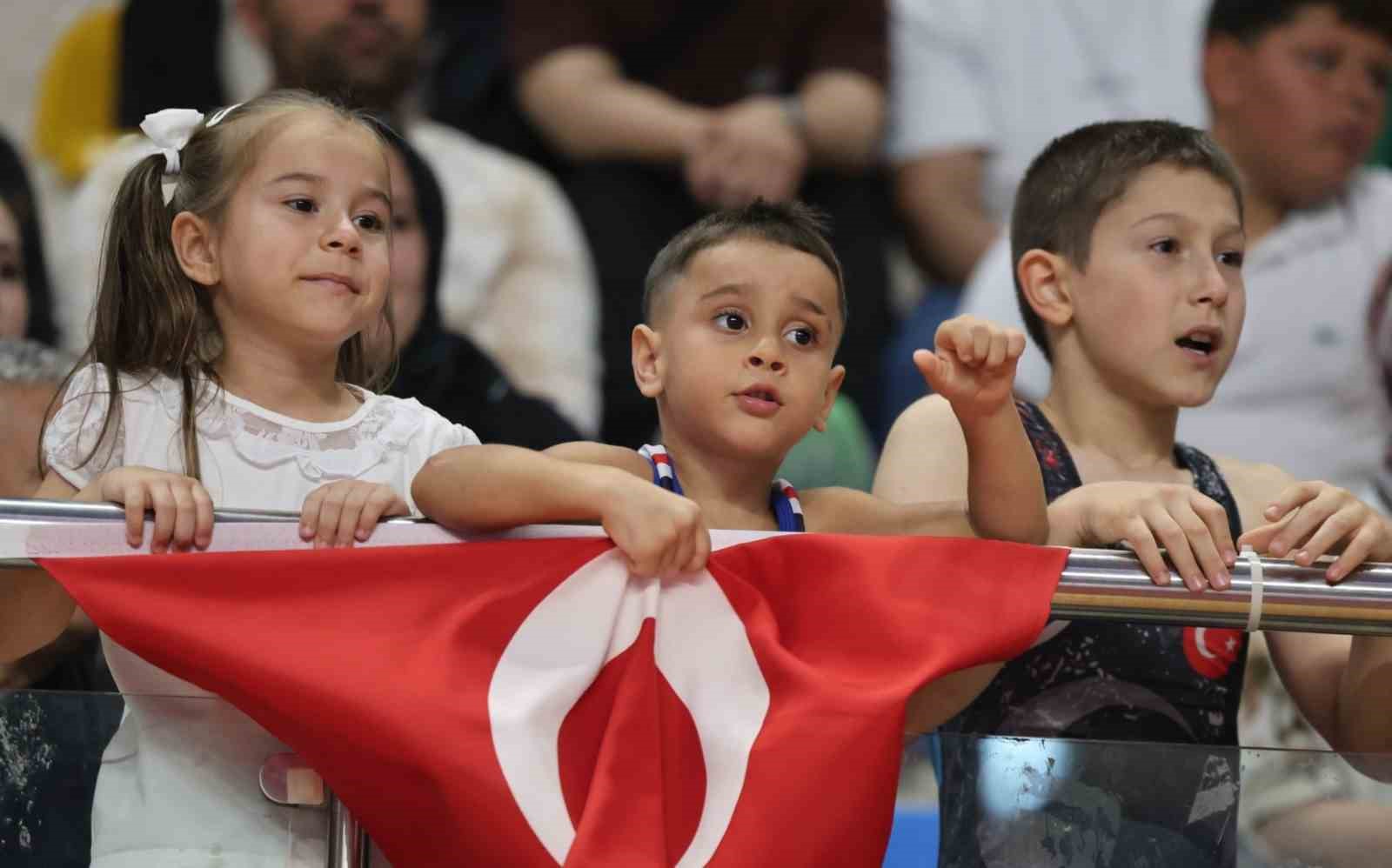 Kocaeli’deki uluslararası güreş turnuvası genç sporculara ilham oluyor