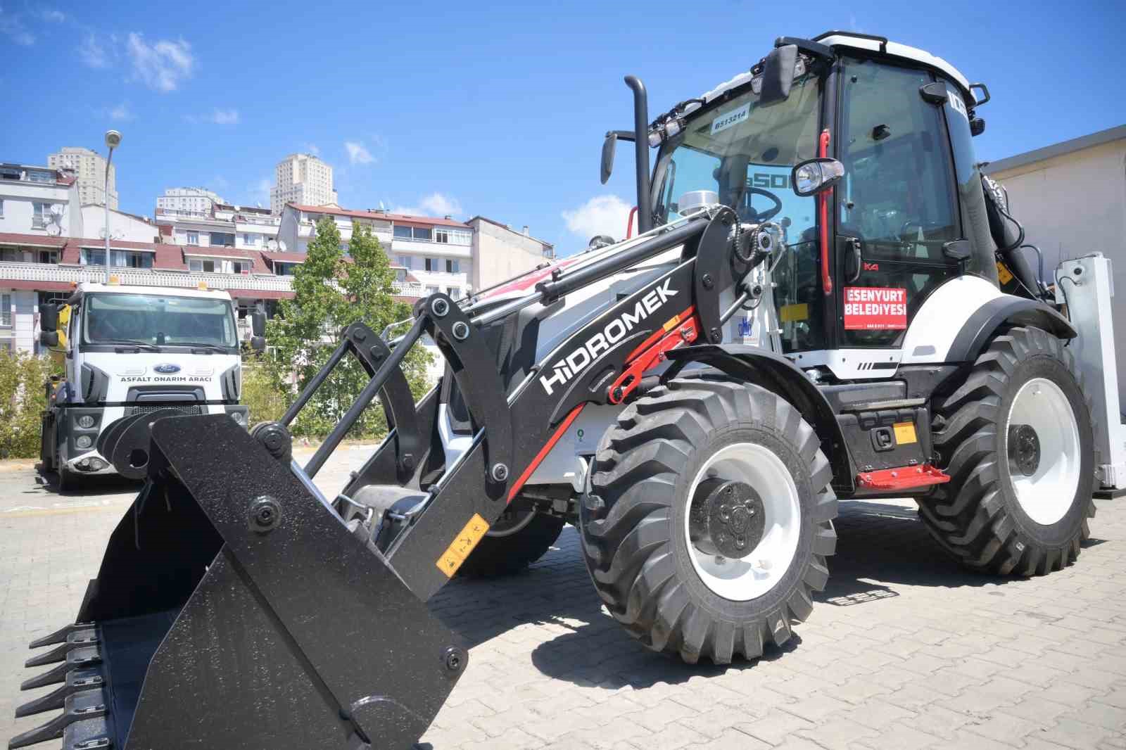 Esenyurt Belediyesi araç filosuna 5 yeni iş makinesi kazandırdı