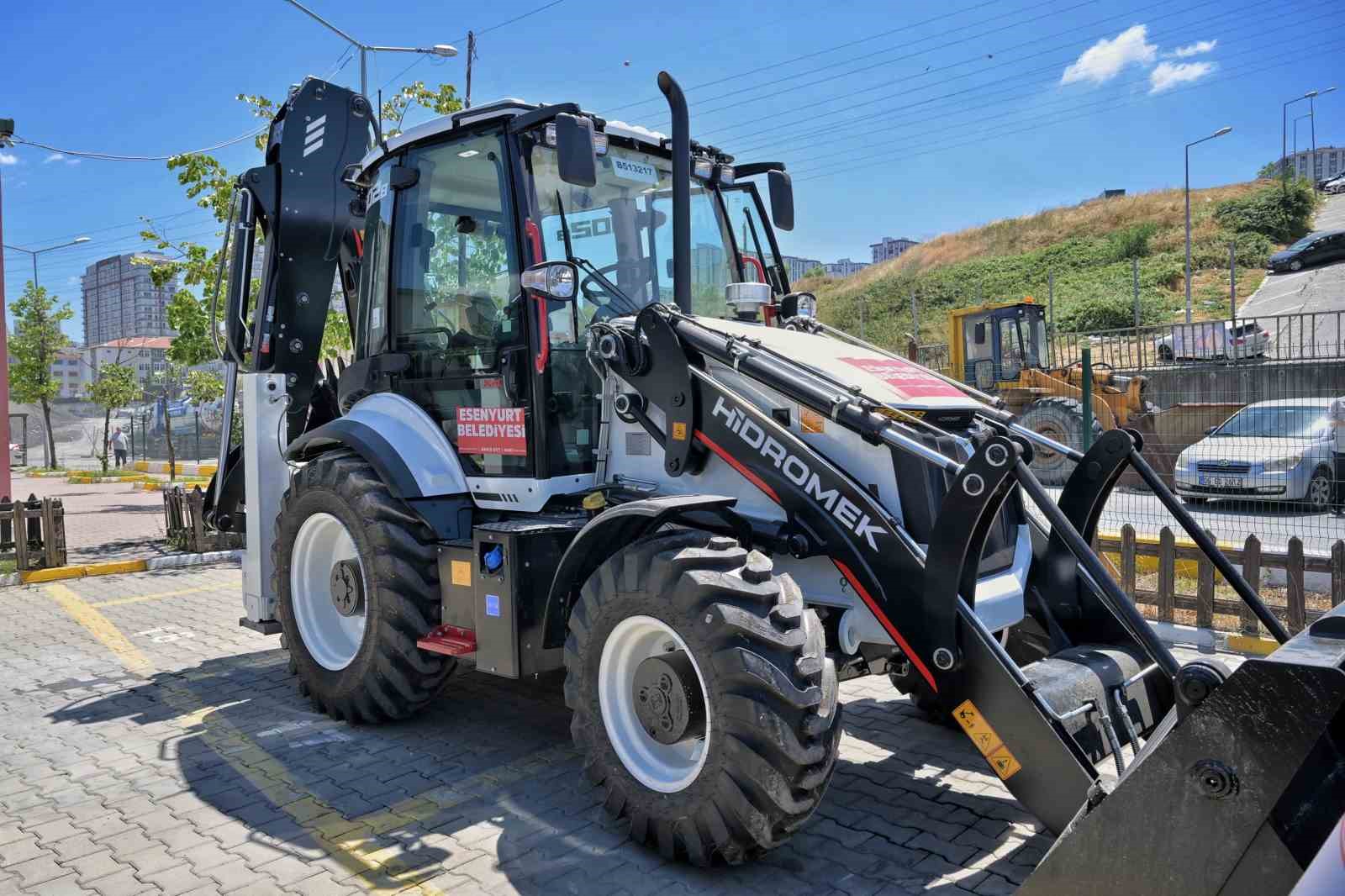 Esenyurt Belediyesi araç filosuna 5 yeni iş makinesi kazandırdı