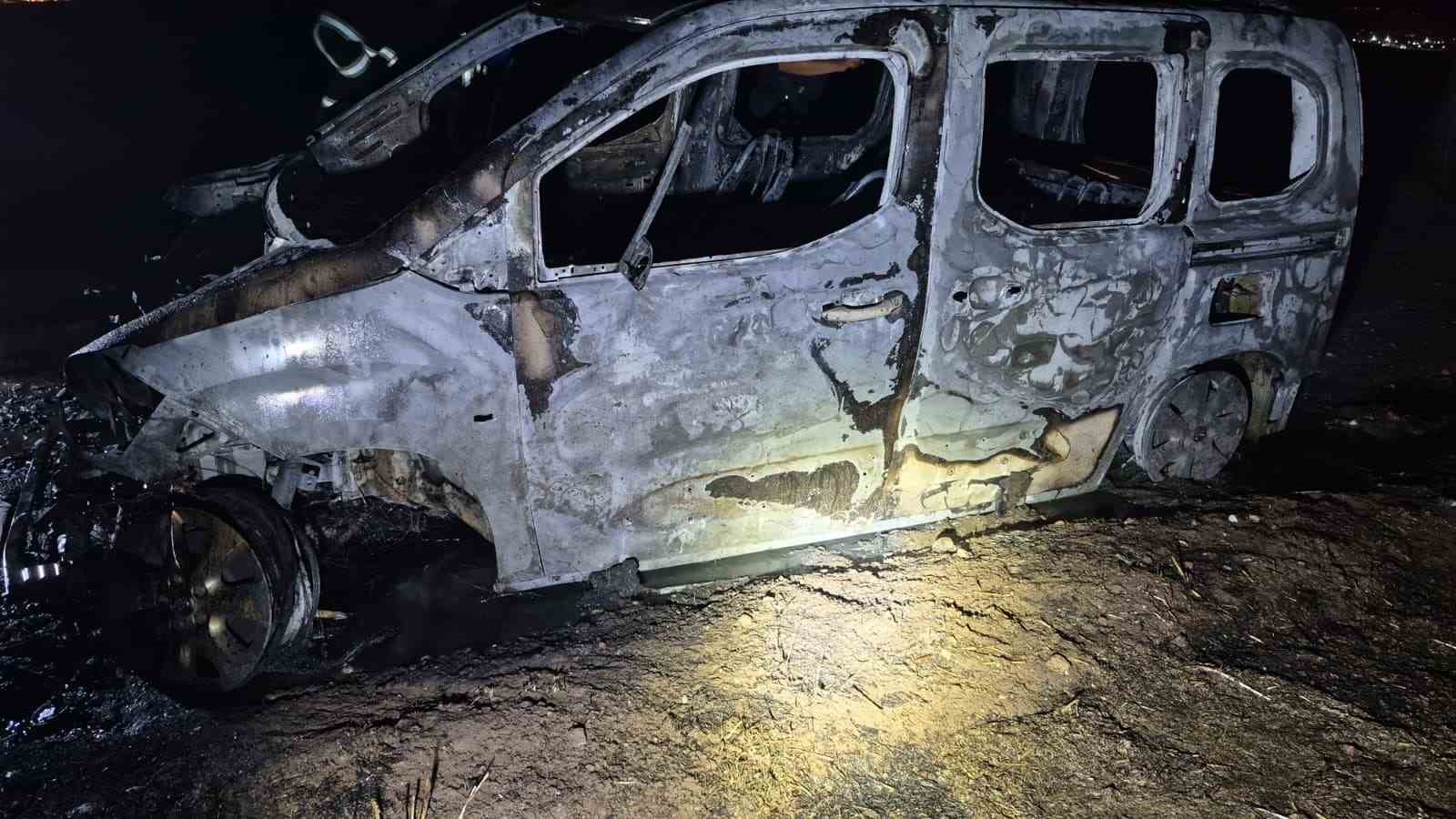 Batman’da boş arazide çıkan yangında hafif ticari araç kullanılamaz hale geldi