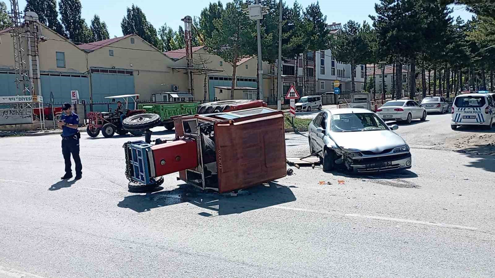 Otomobilin çarptığı traktör yan yattı