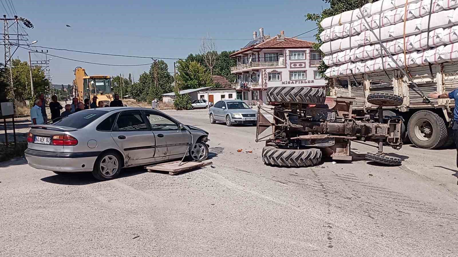 Otomobilin çarptığı traktör yan yattı