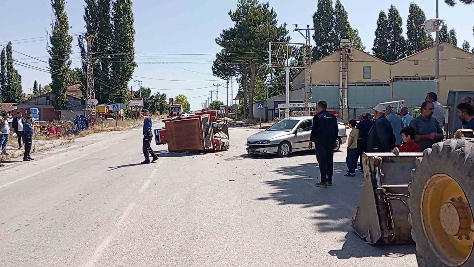 Otomobilin çarptığı traktör yan yattı