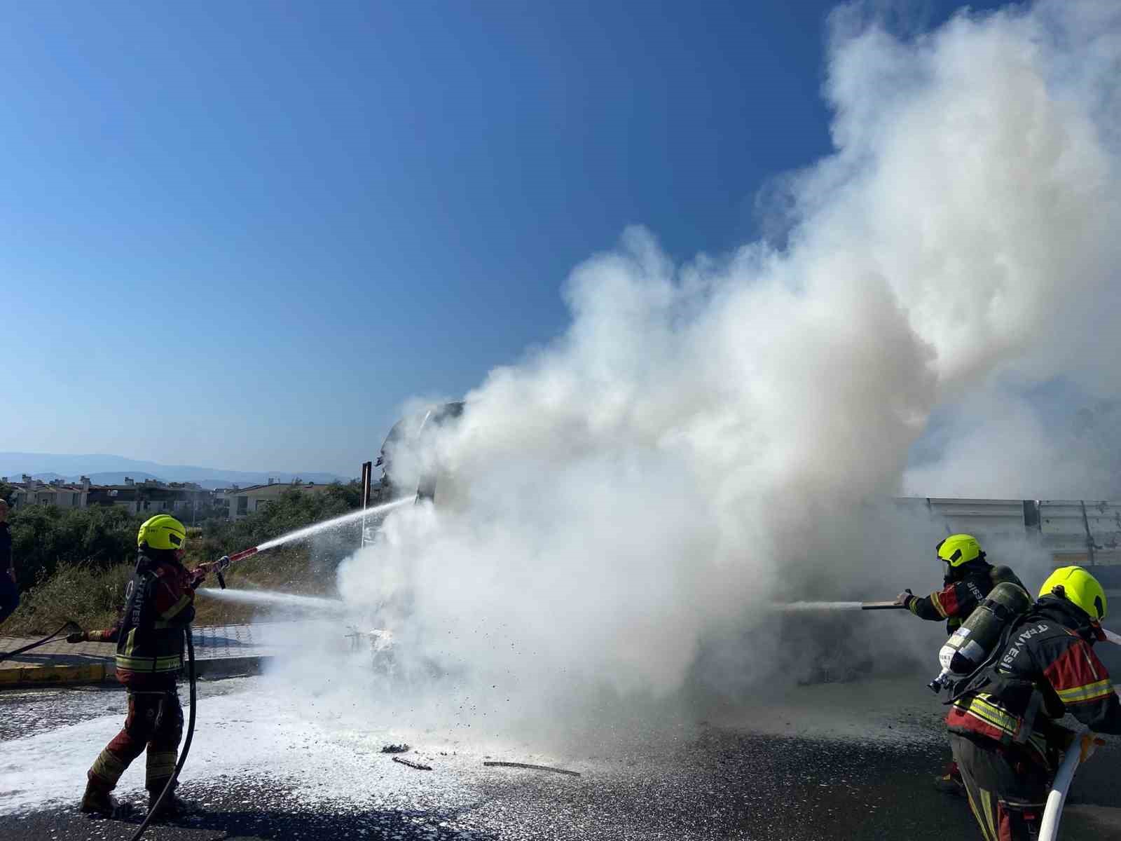 Bandırma-Çanakkale karayolunda kamyon yangını otluk alana sıçradı
