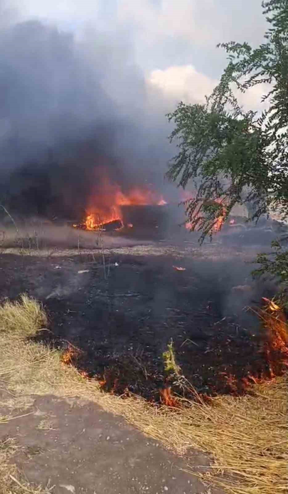 Bandırma-Çanakkale karayolunda kamyon yangını otluk alana sıçradı