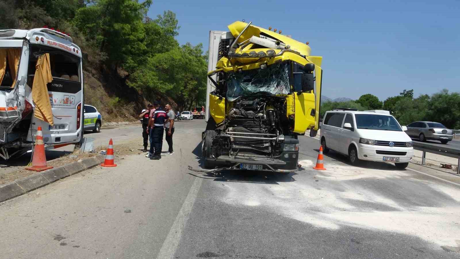 Antalya’da yolcu indirmek için duran midibüse tır arkadan çarptı: 11 yaralı