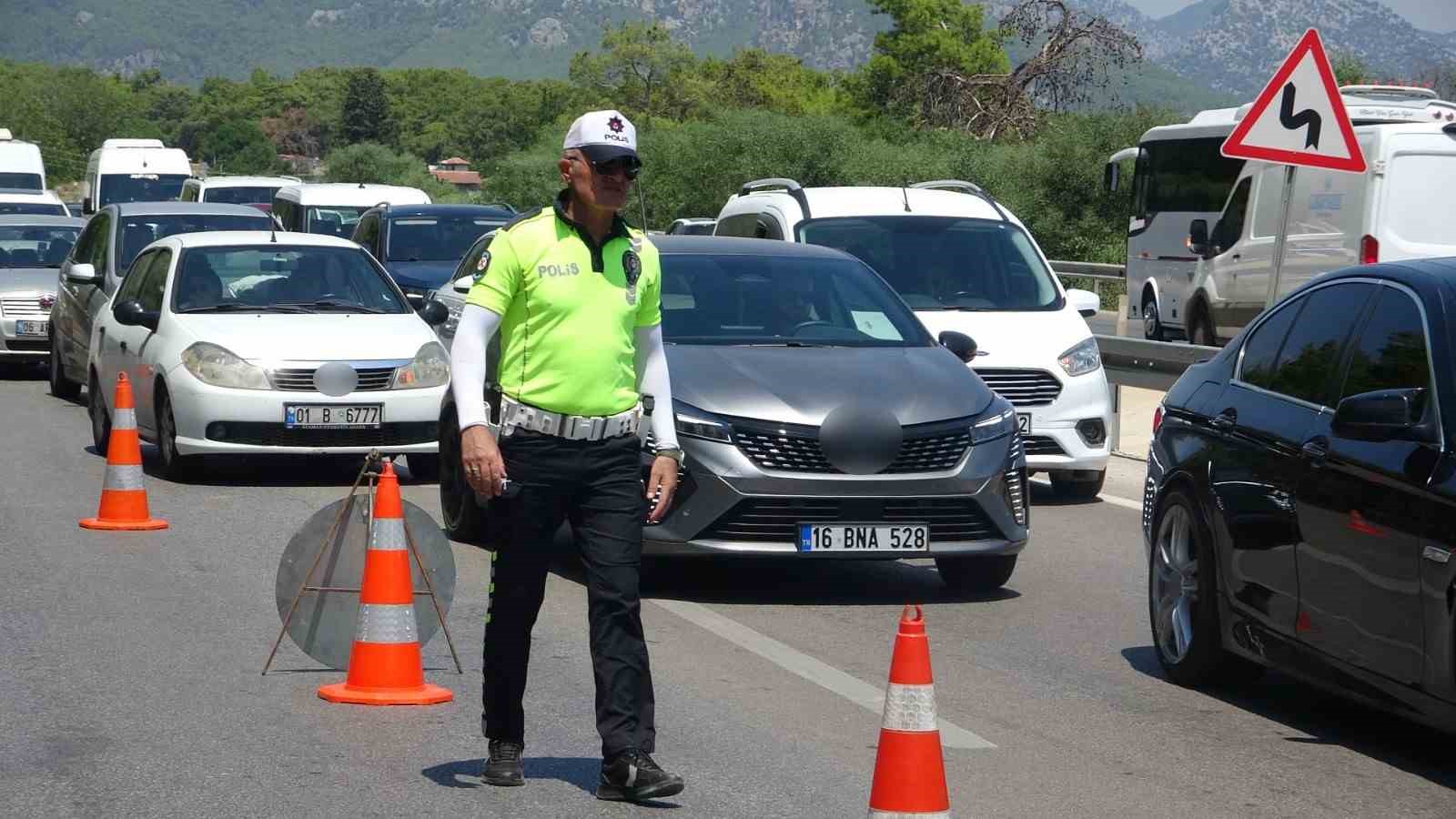 Antalya’da yolcu indirmek için duran midibüse tır arkadan çarptı: 11 yaralı