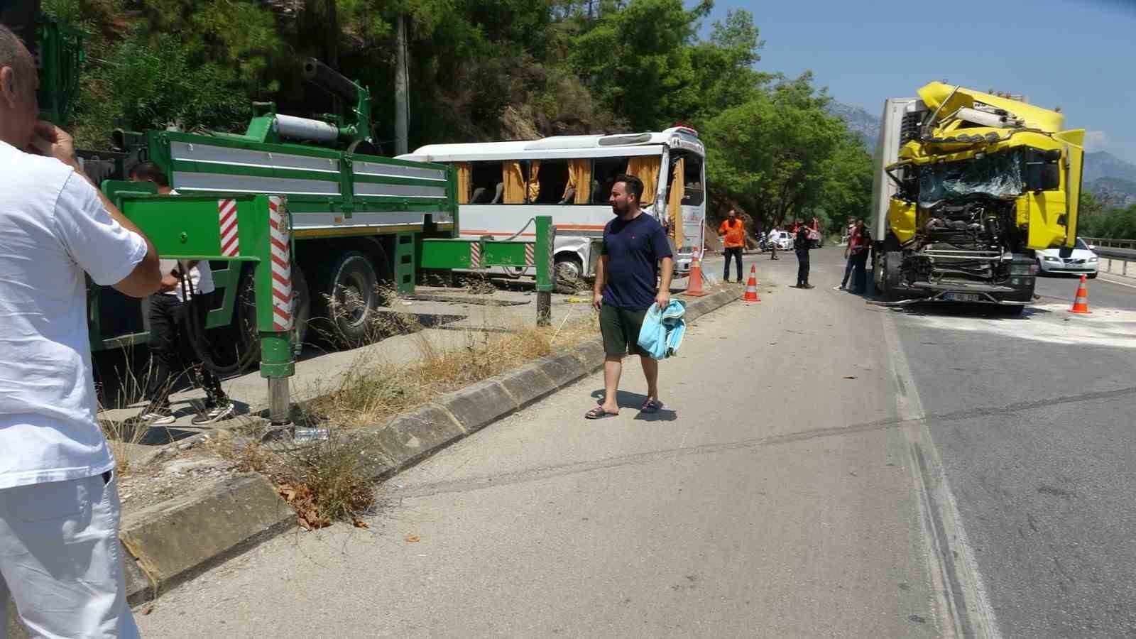 Antalya’da yolcu indirmek için duran midibüse tır arkadan çarptı: 11 yaralı