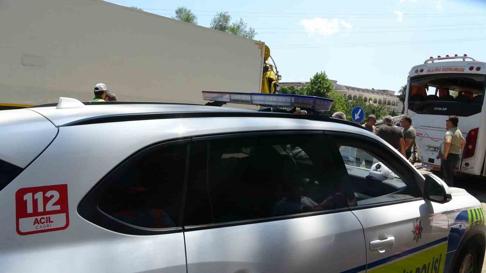 Antalya’da yolcu indirmek için duran midibüse tır arkadan çarptı: 11 yaralı