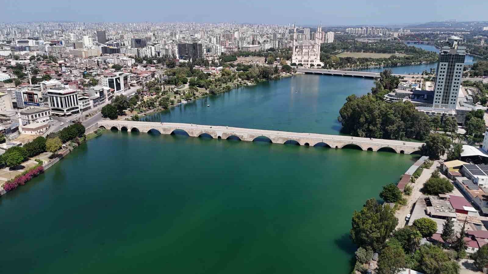 Sıcak hava Adana’nın simge noktalarını sessizliğe bürüdü