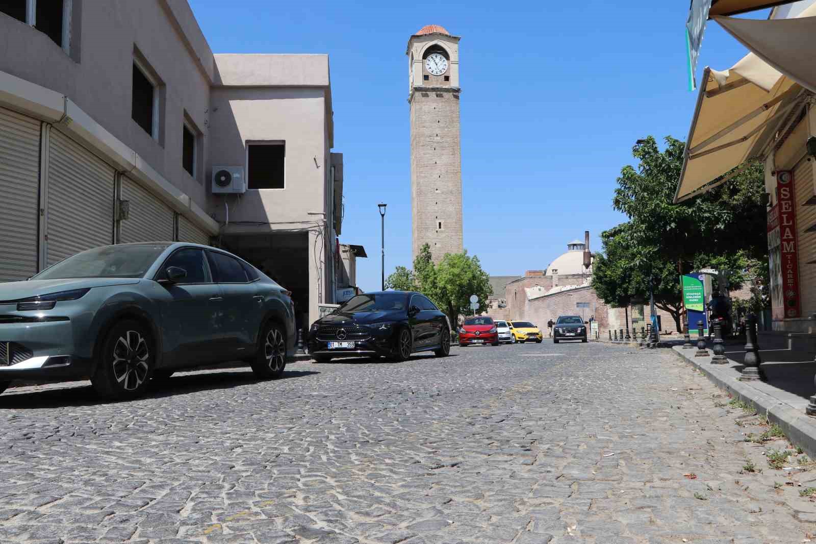 Sıcak hava Adana’nın simge noktalarını sessizliğe bürüdü