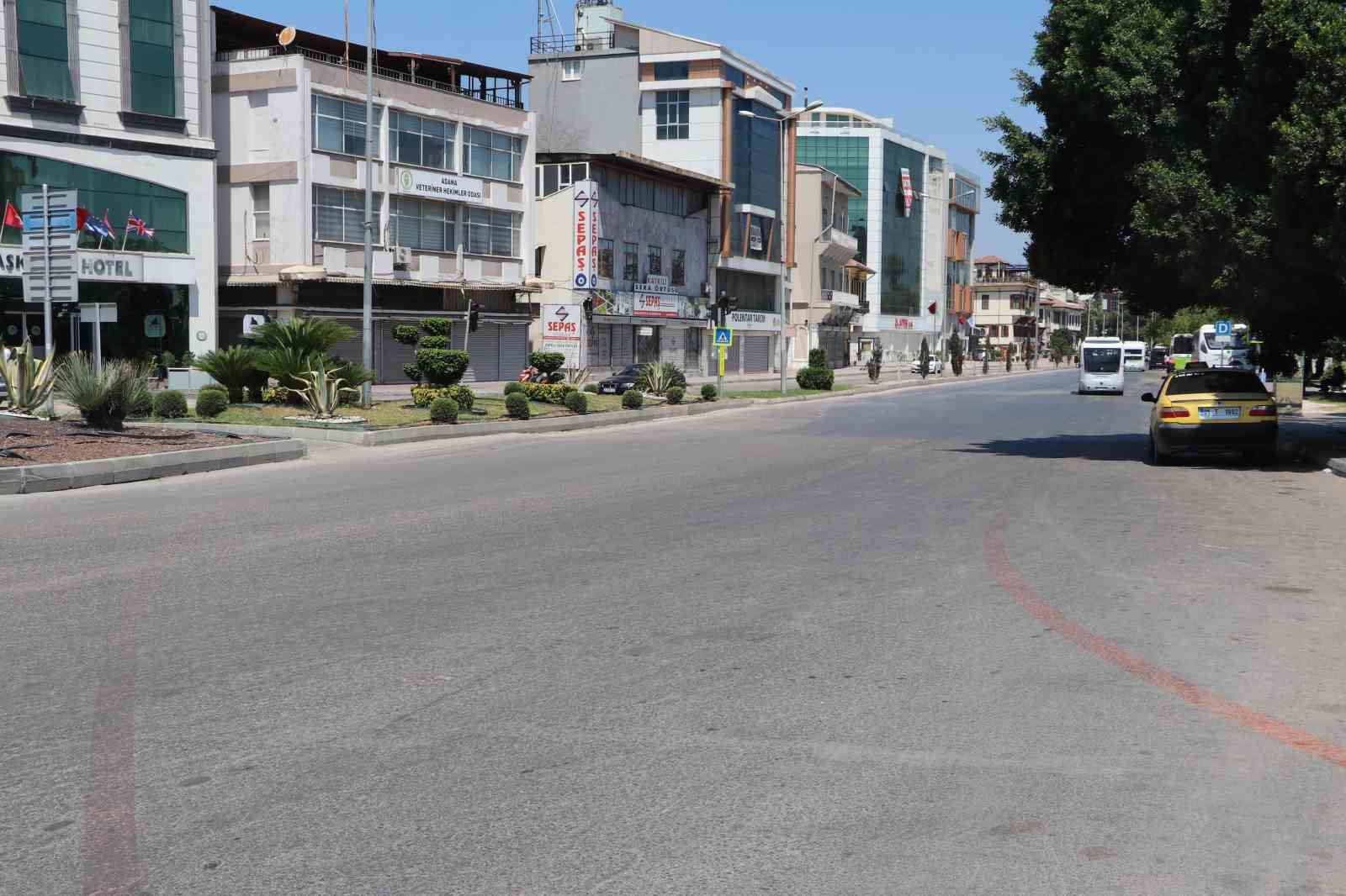Sıcak hava Adana’nın simge noktalarını sessizliğe bürüdü