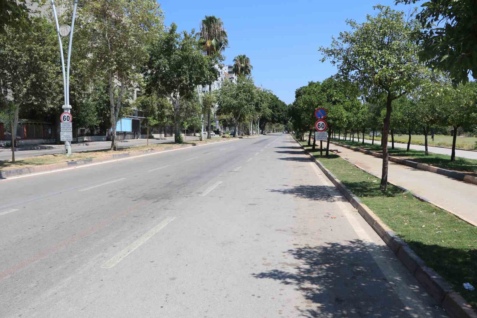 Sıcak hava Adana’nın simge noktalarını sessizliğe bürüdü
