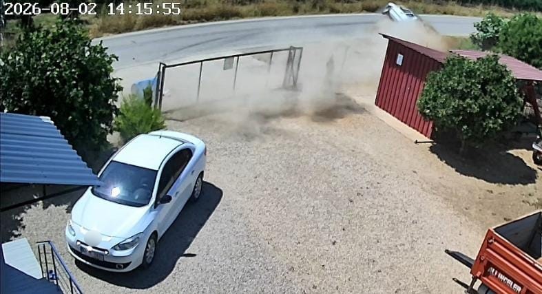 Takla atan otomobil güvenlik kamerasına yansıdı: Aynı aileden 2 kişi yaralandı, 3 çocuk kurtuldu