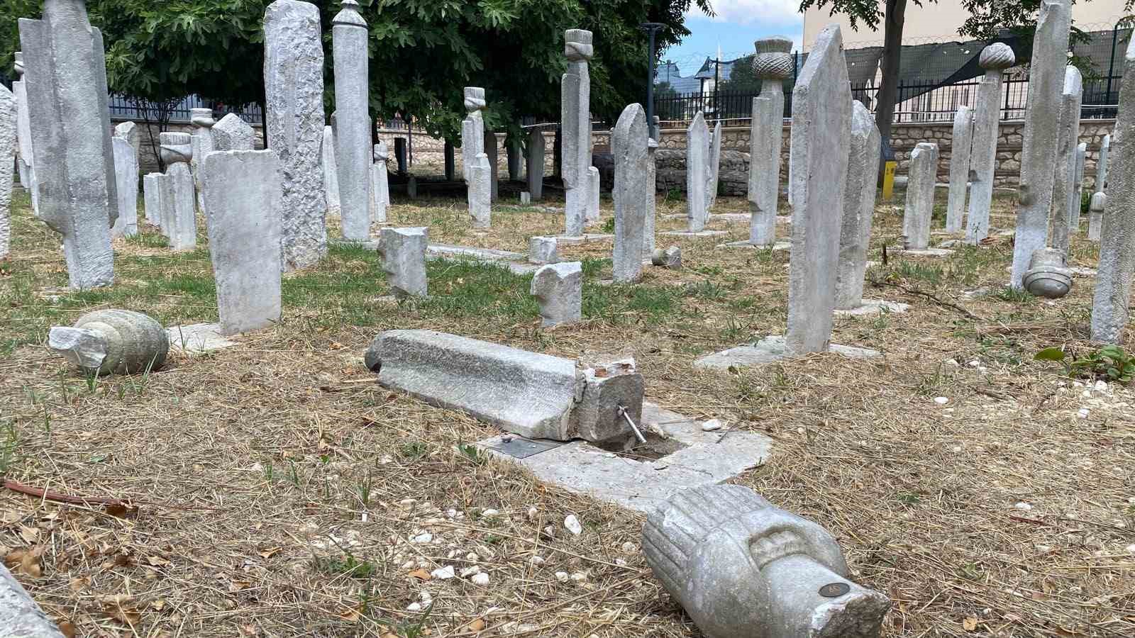 Fatih’teki tarihi hazirede 7 mezar taşını kırıp kaçtı