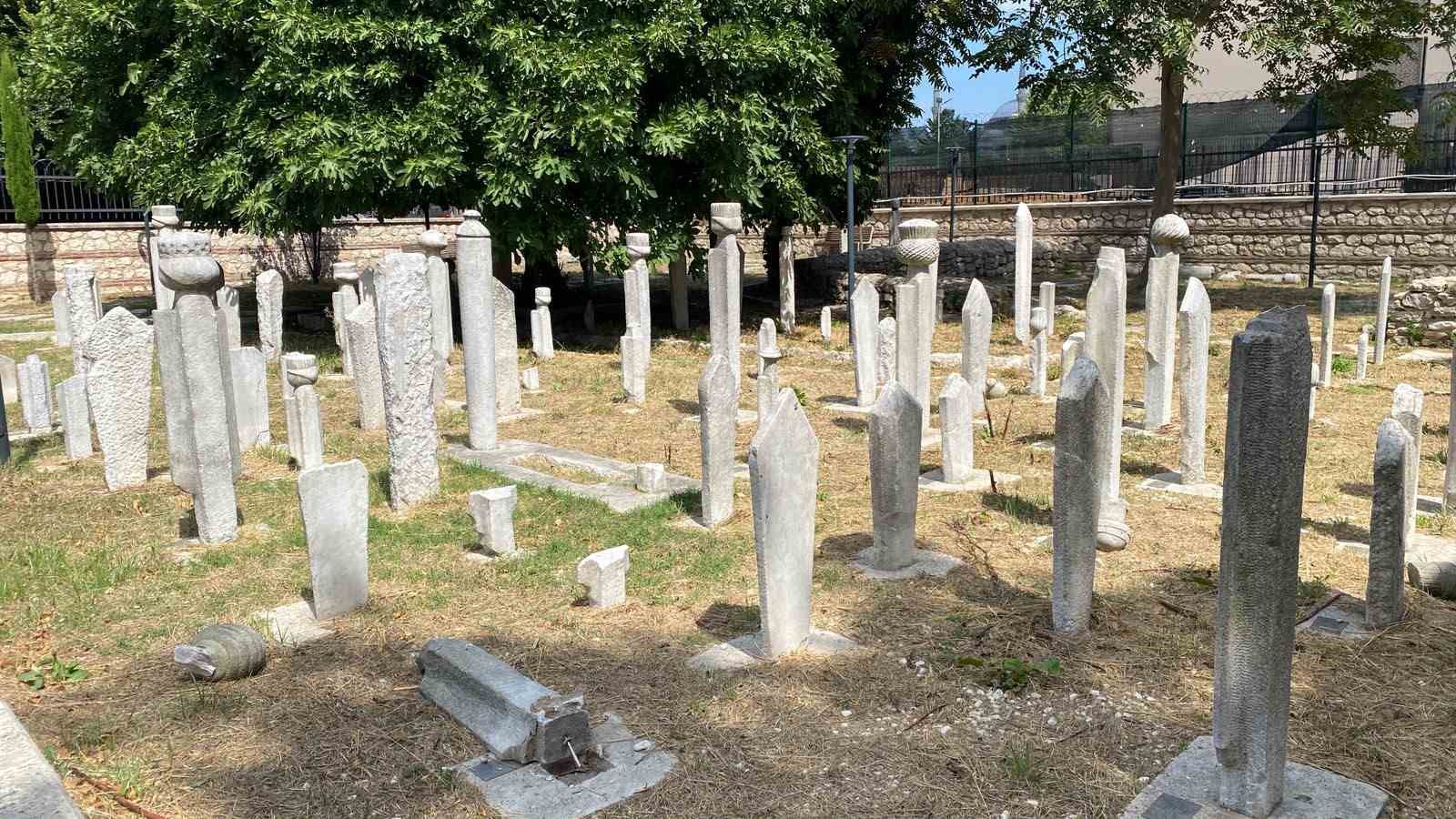 Fatih’teki tarihi hazirede 7 mezar taşını kırıp kaçtı