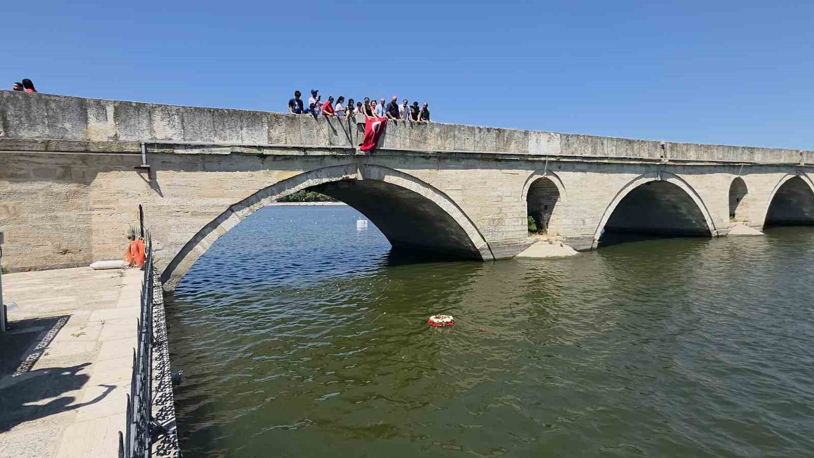 Meriç Nehri’ne bırakılan çiçeklerle Porajmos kurbanları anıldı