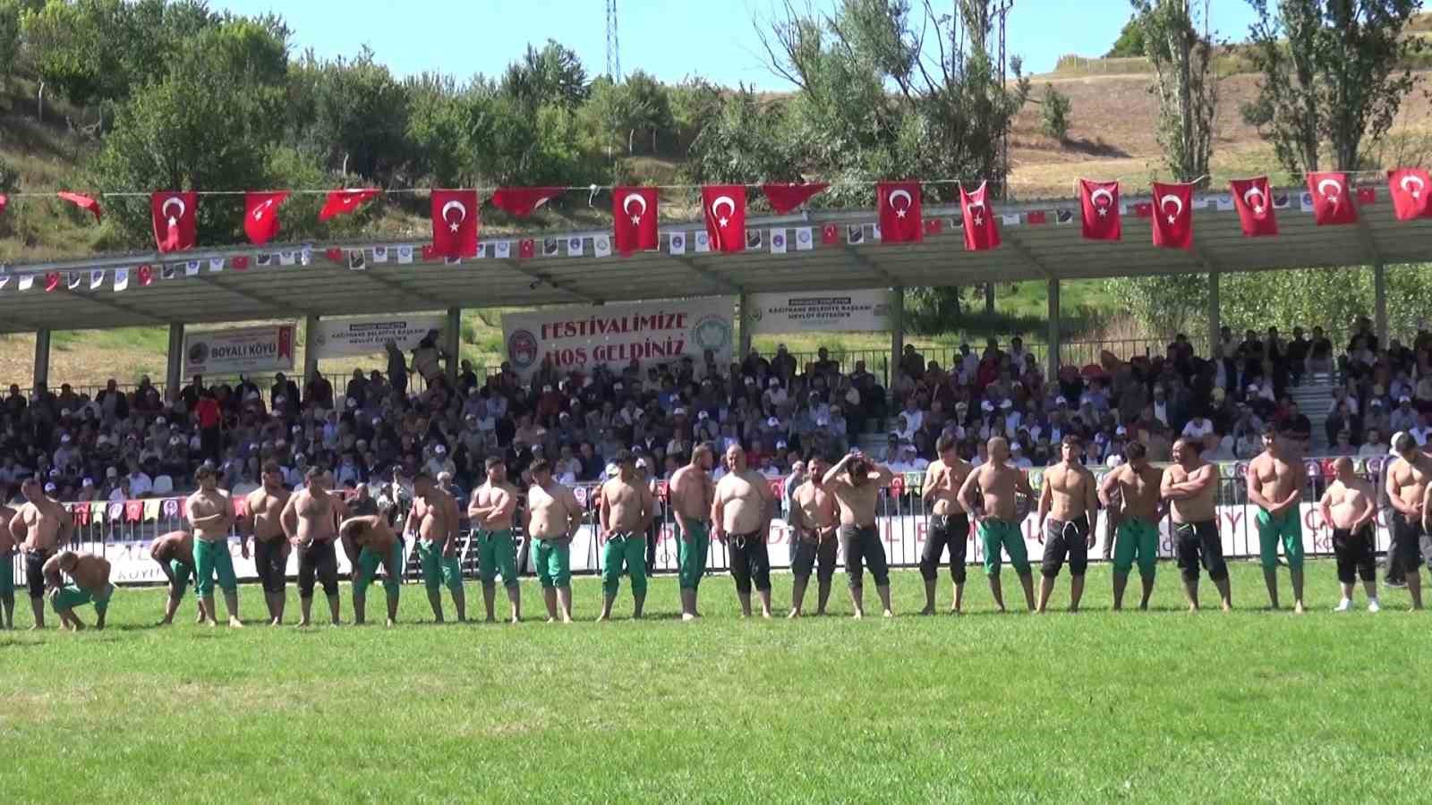 Ahmet Ayık anısına düzenlenen Karakucak Güreşleri nefes kesti