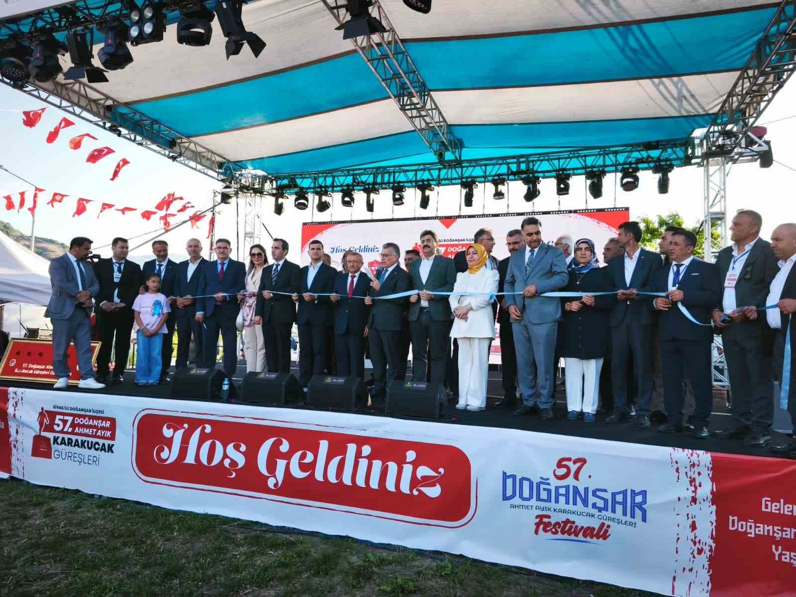 Ahmet Ayık anısına düzenlenen Karakucak Güreşleri nefes kesti