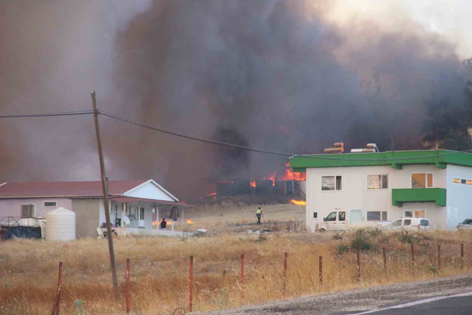 Bayramiç’te orman yangınına havadan ve karadan müdahale devam ediyor