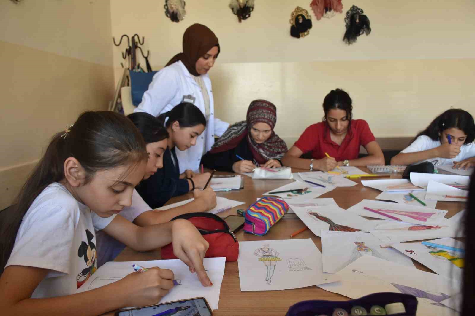 Şahinbey Belediyesi tesislerinde geleceğin tasarımcıları teknolojiyle yetişiyor