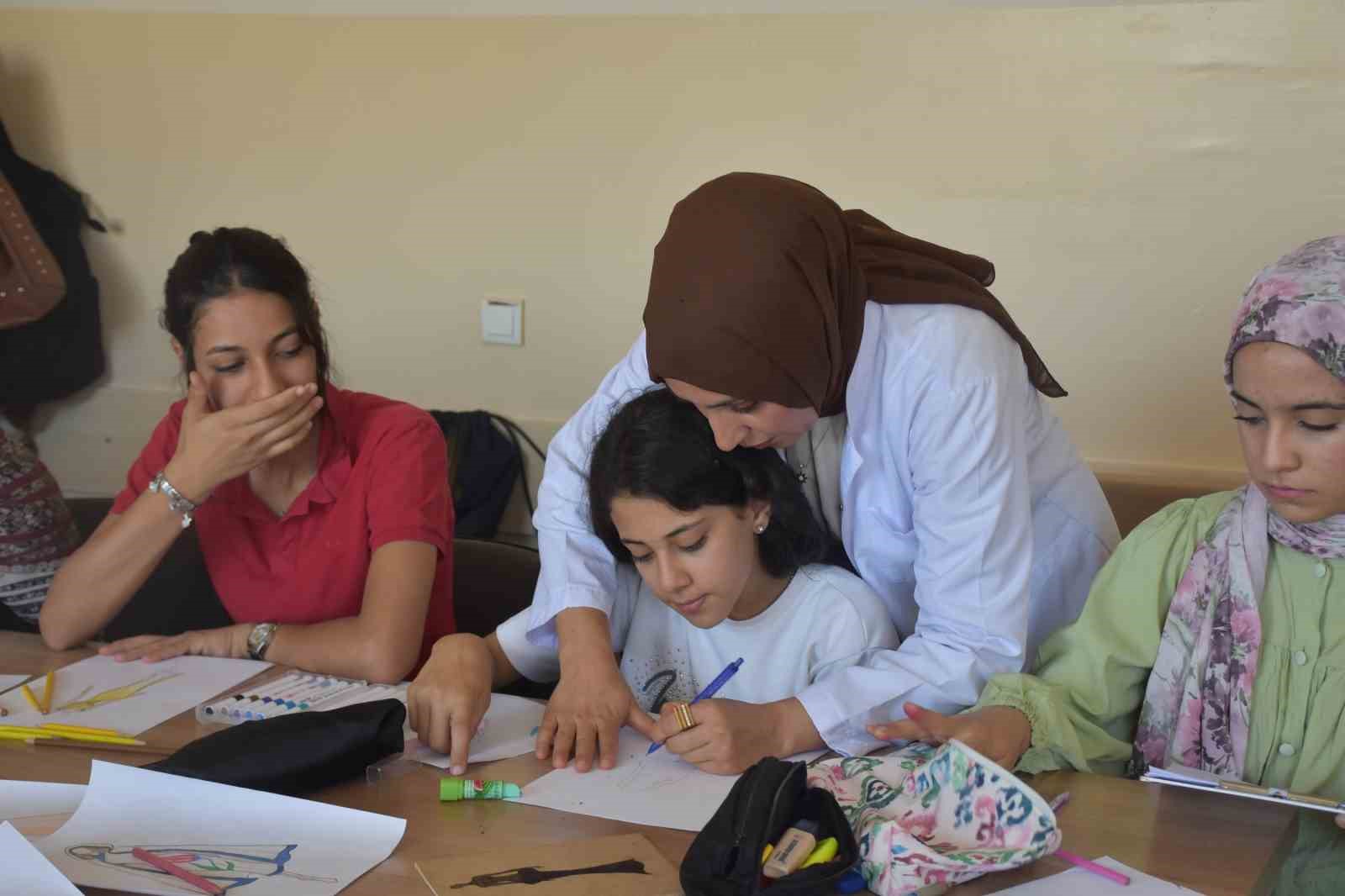 Şahinbey Belediyesi tesislerinde geleceğin tasarımcıları teknolojiyle yetişiyor