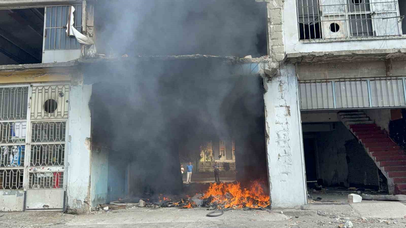 Yangın paniği: Kentsel dönüşüm alanındaki boş dükkanda alevler yükseldi