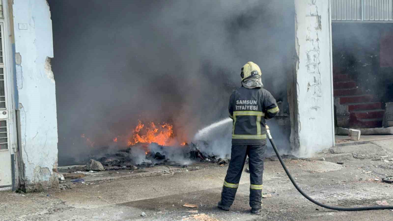 Yangın paniği: Kentsel dönüşüm alanındaki boş dükkanda alevler yükseldi