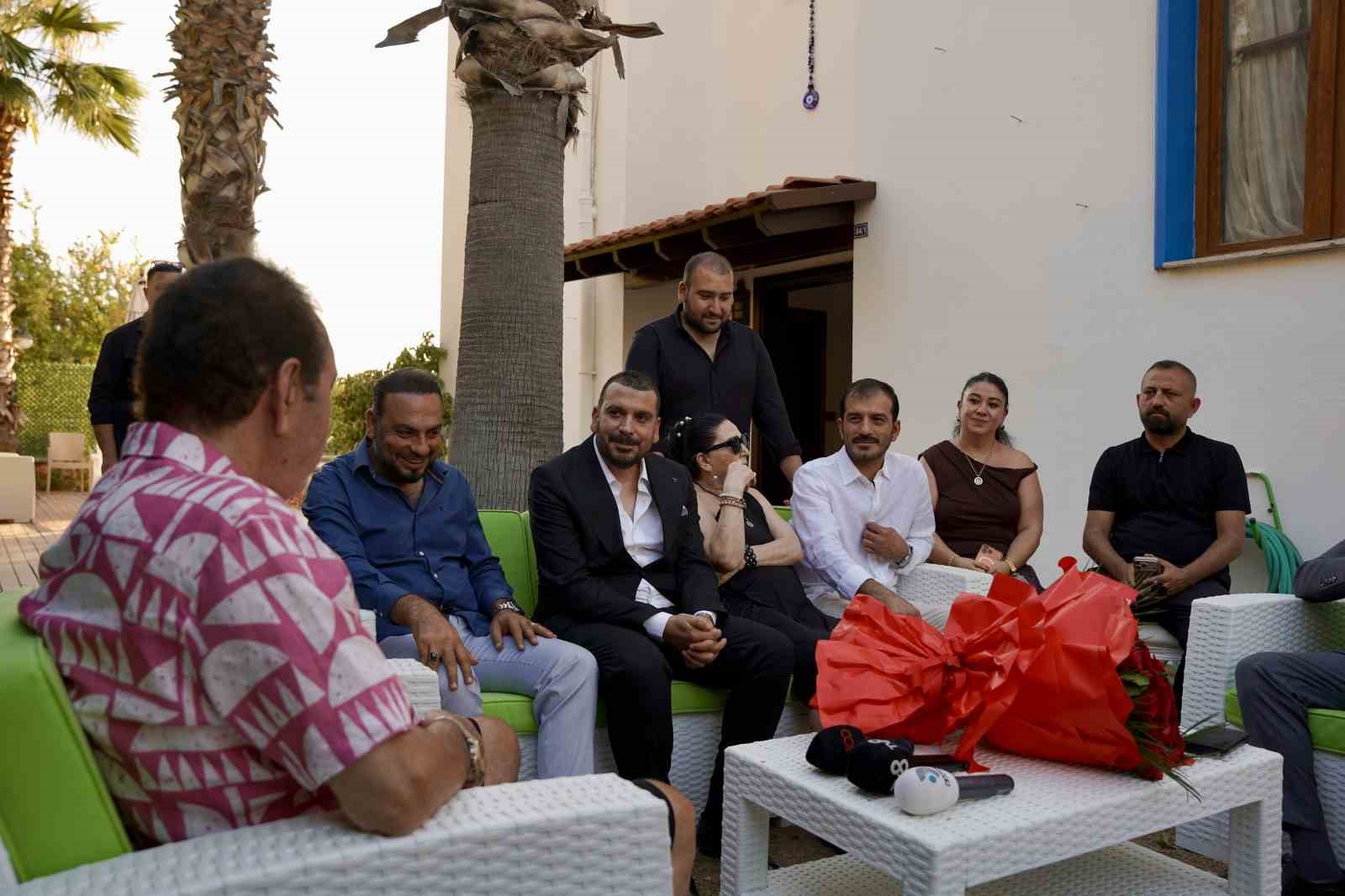 İbrahim Tatlıses’in evinde mutlu gün: Manevi kızına isteme töreninde beşi bir yerde taktı