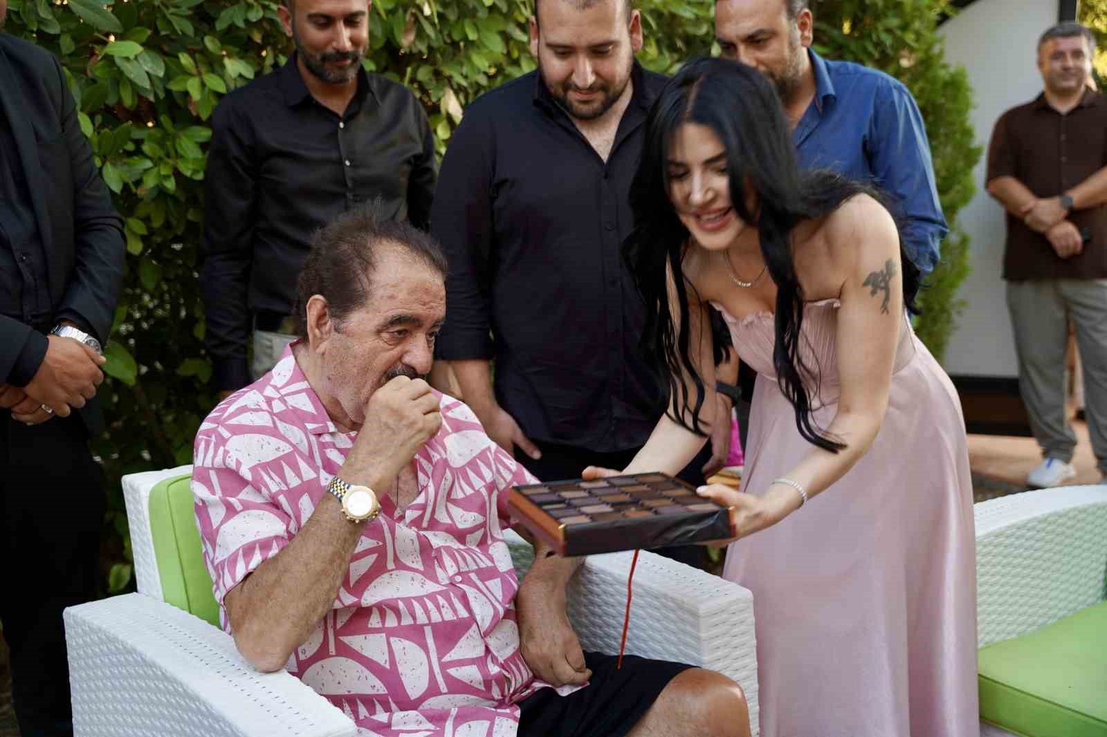 İbrahim Tatlıses’in evinde mutlu gün: Manevi kızına isteme töreninde beşi bir yerde taktı