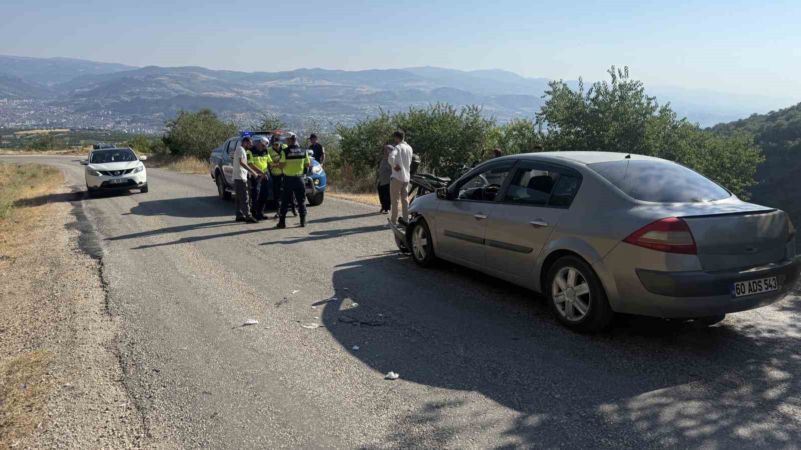 Alçılı koluyla kullandığı motosikletle kaza yaptı