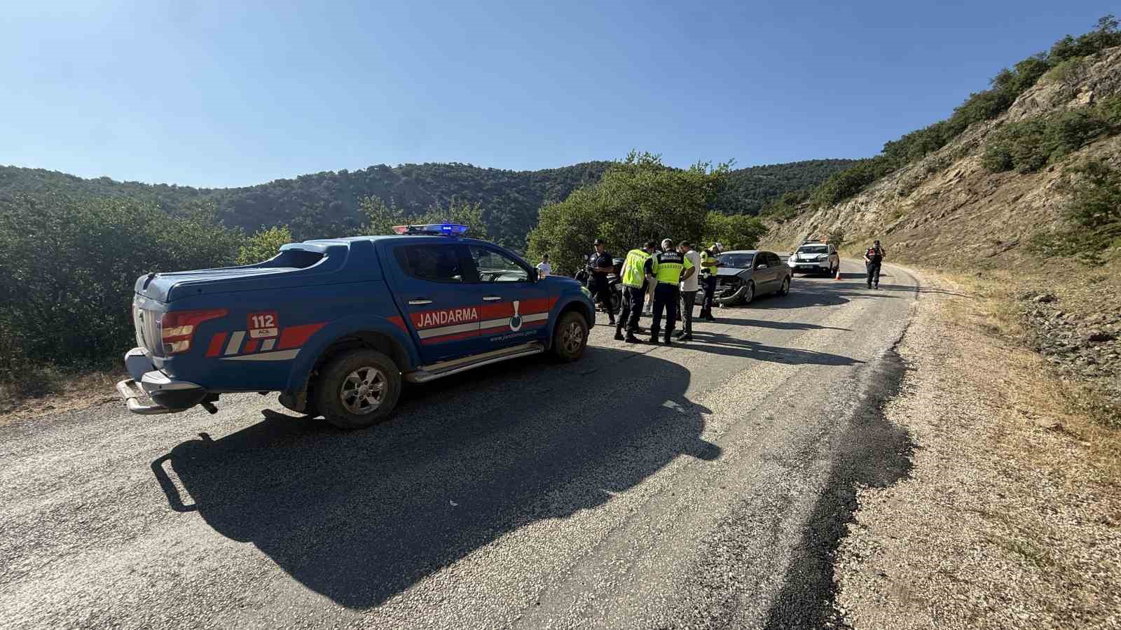Alçılı koluyla kullandığı motosikletle kaza yaptı