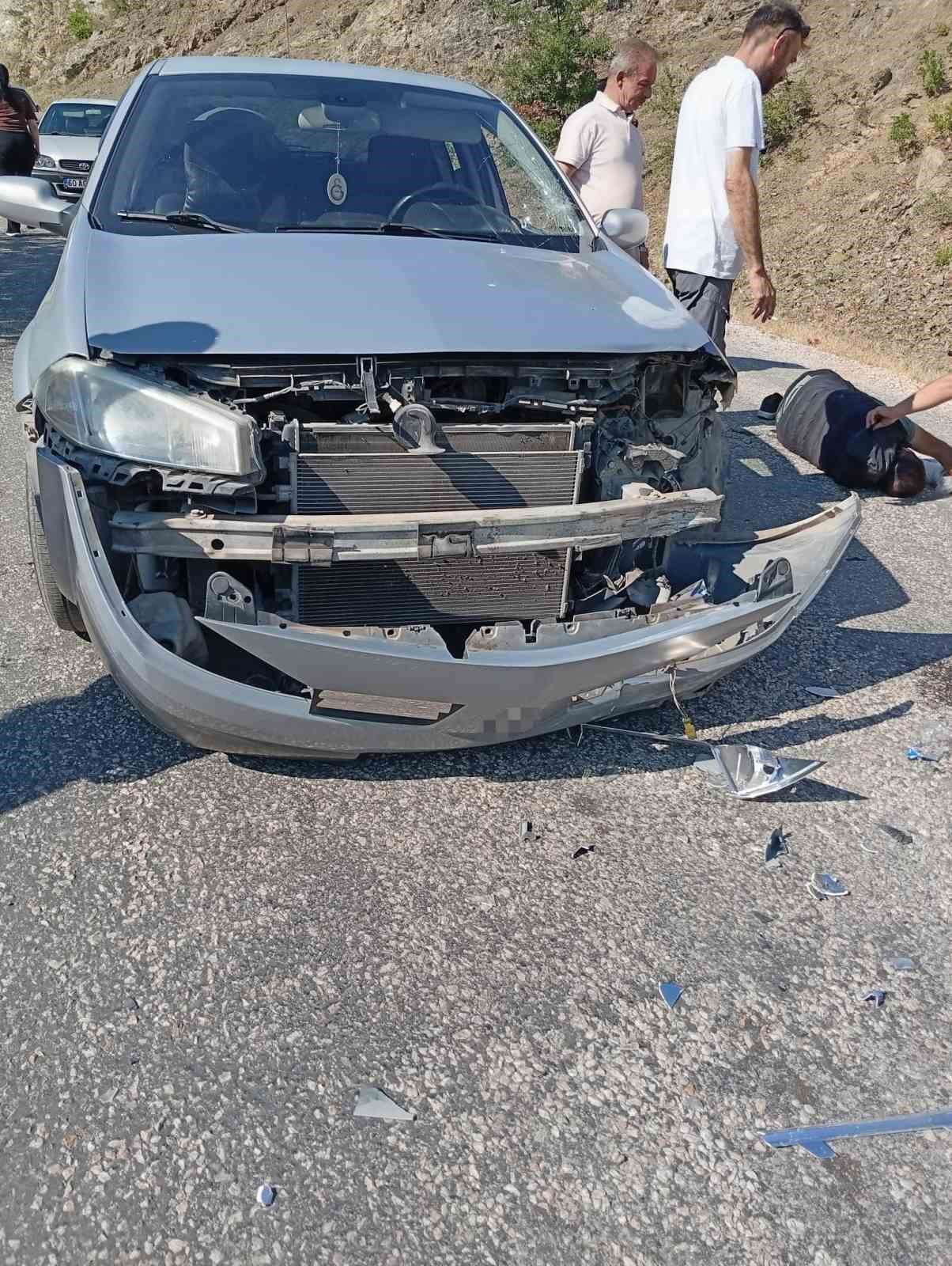 Alçılı koluyla kullandığı motosikletle kaza yaptı