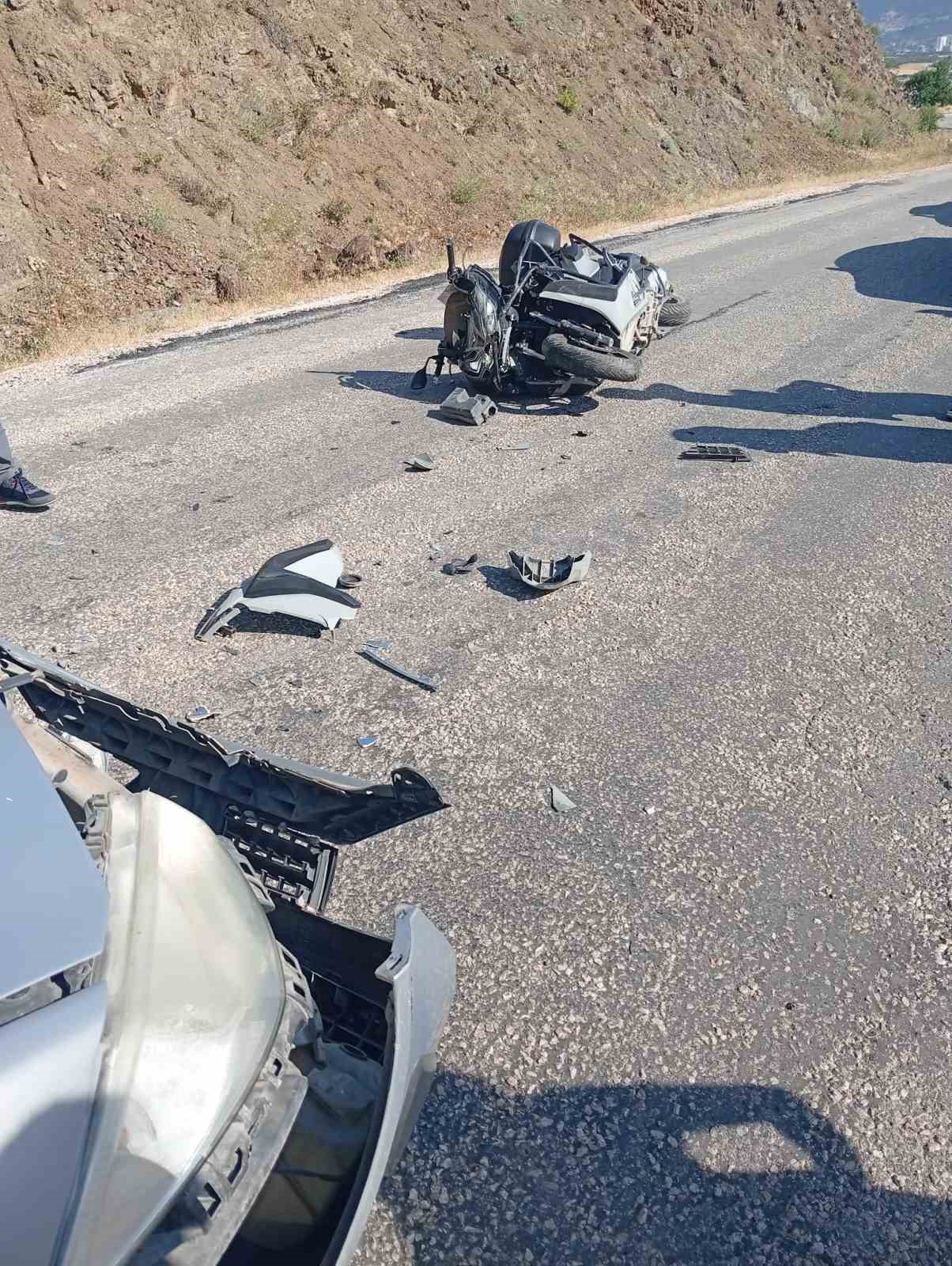 Alçılı koluyla kullandığı motosikletle kaza yaptı