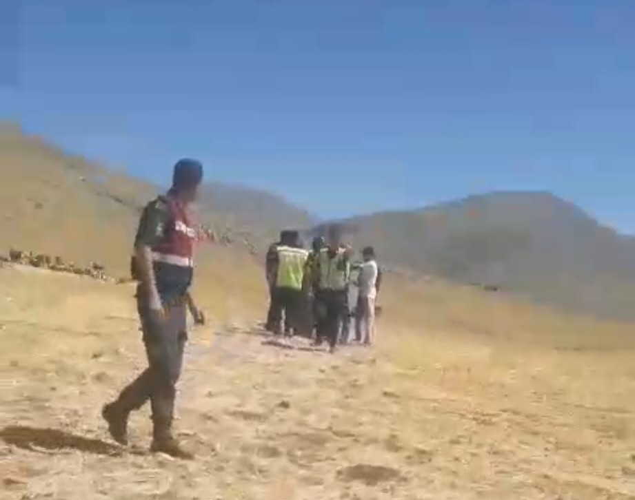 Taşlı saldırıdan kurtulmak için traktörü grubun üzerine süren şahıs tutuklandı