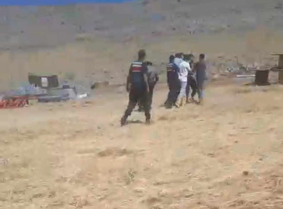 Taşlı saldırıdan kurtulmak için traktörü grubun üzerine süren şahıs tutuklandı