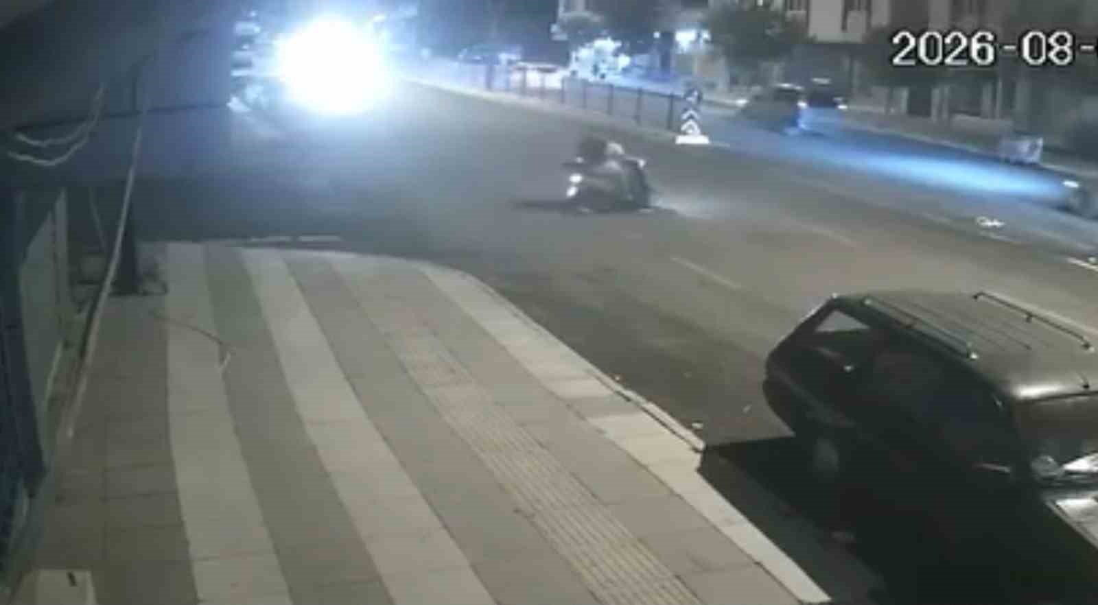 Motosikletteki 2 kişinin ölümden döndüğü kaza kamerada