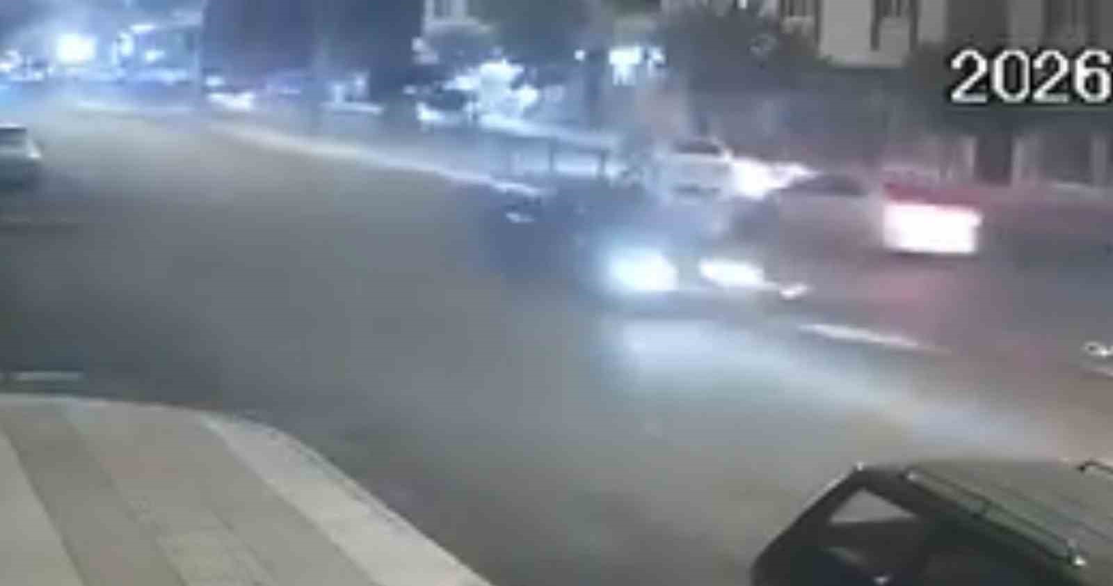 Motosikletteki 2 kişinin ölümden döndüğü kaza kamerada